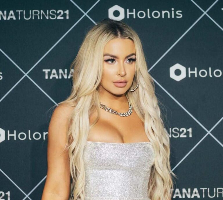 Tana Mongeau (1)